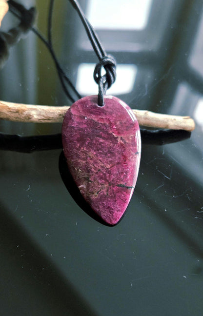 Seltener Eudialyt Anhänger aus Lappland, 45 x 26 x 3mm, gebohrt, an verstellbarem Lederband