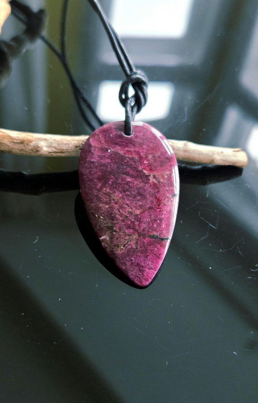 Seltener Eudialyt Anhänger aus Lappland, 45 x 26 x 3mm, gebohrt, an verstellbarem Lederband