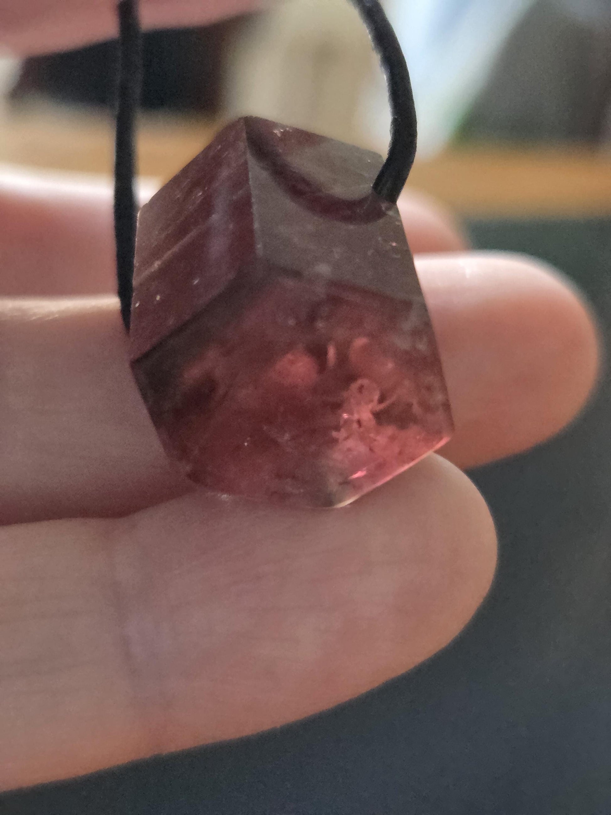 Bezaubernder Bicolor Rubellit Turmalin pink rot, mit einem Hauch von grün, Rohstein Stäbchen Anhänger, gebohrt, an verstellbarem Lederband