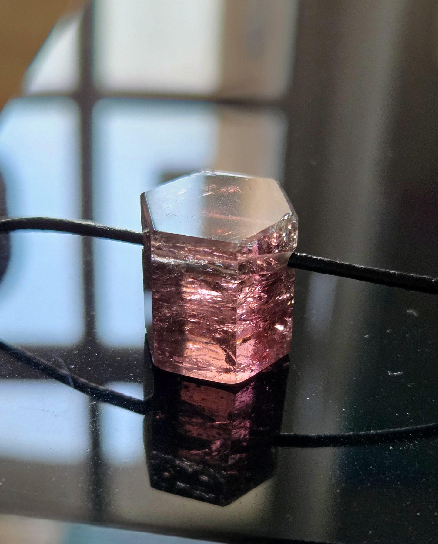 Bezaubernder Bicolor Rubellit Turmalin pink rot, mit einem Hauch von grün, Rohstein Stäbchen Anhänger, gebohrt, an verstellbarem Lederband