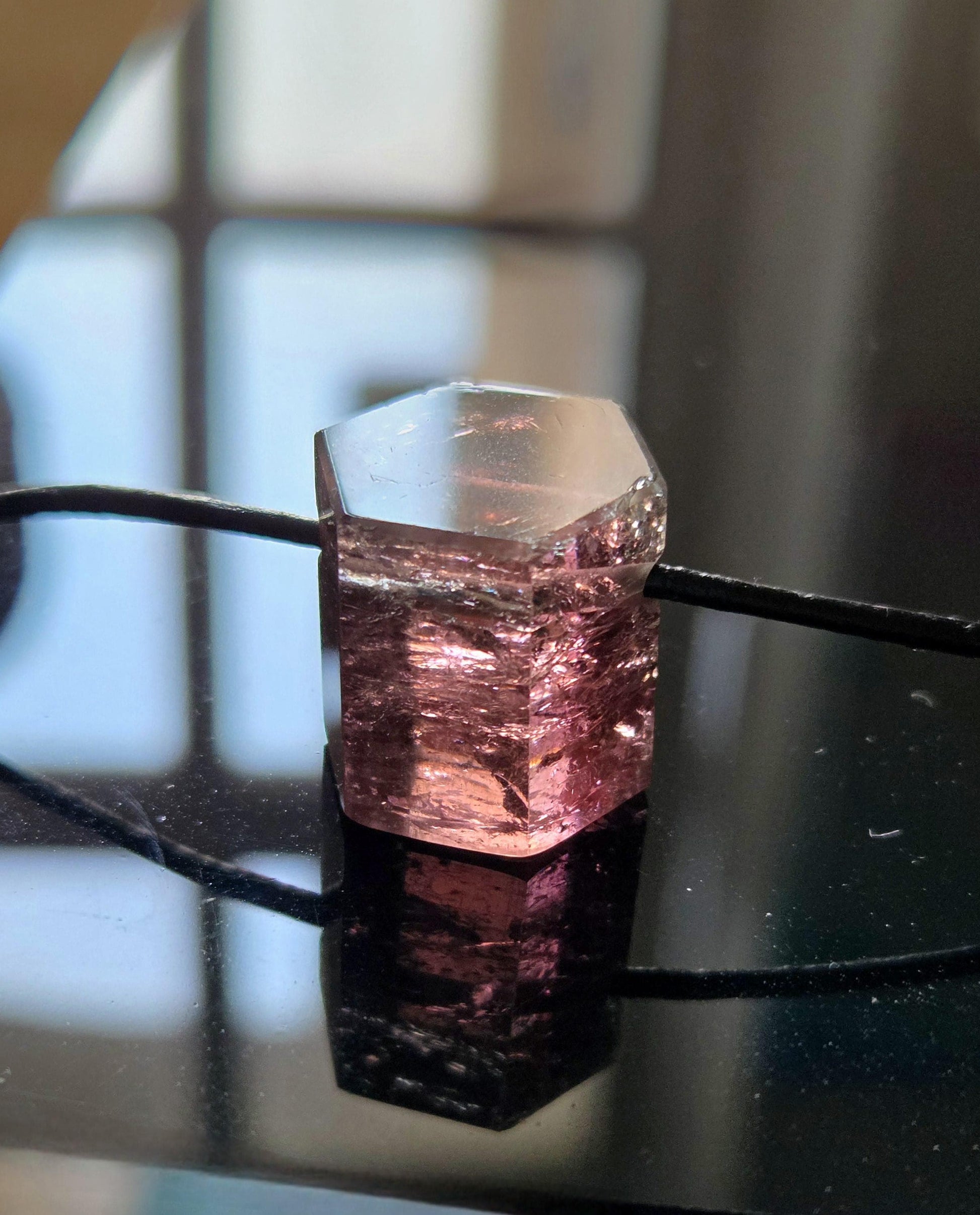 Bezaubernder Bicolor Rubellit Turmalin pink rot, mit einem Hauch von grün, Rohstein Stäbchen Anhänger, gebohrt, an verstellbarem Lederband