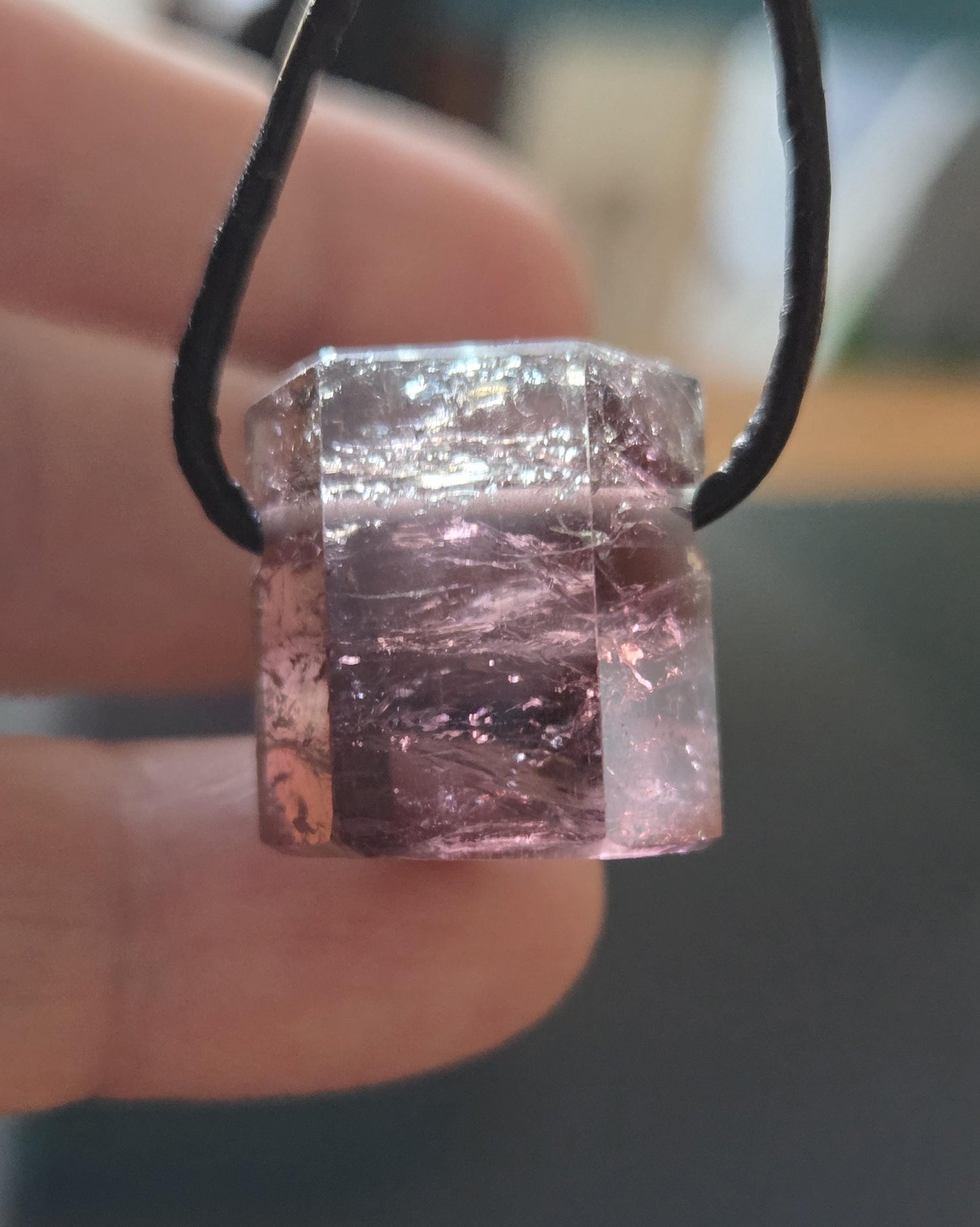 Bezaubernder Bicolor Rubellit Turmalin pink rot, mit einem Hauch von grün, Rohstein Stäbchen Anhänger, gebohrt, an verstellbarem Lederband