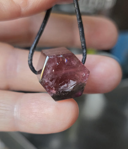 Bezaubernder Bicolor Rubellit Turmalin pink rot, mit einem Hauch von grün, Rohstein Stäbchen Anhänger, gebohrt, an verstellbarem Lederband