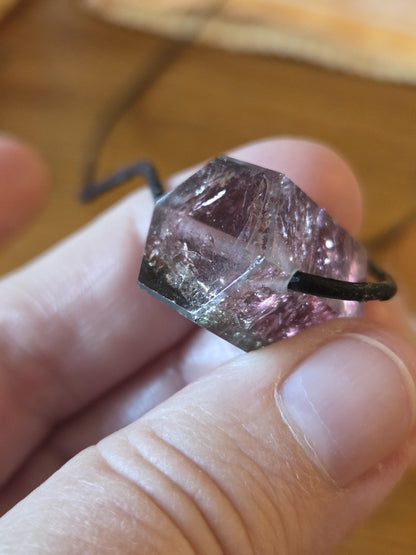 Bezaubernder Bicolor Rubellit Turmalin pink rot, mit einem Hauch von grün, Rohstein Stäbchen Anhänger, gebohrt, an verstellbarem Lederband