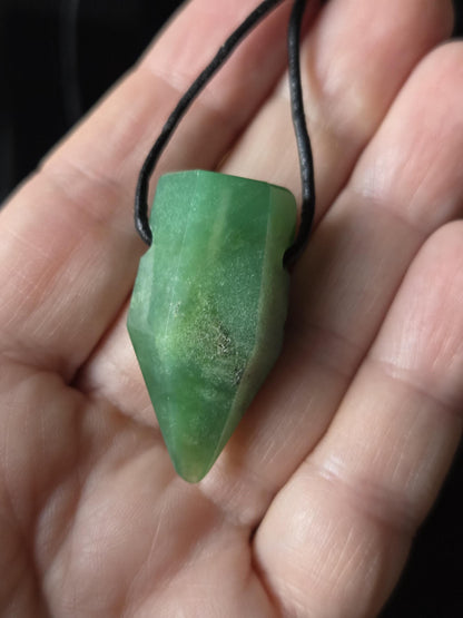 Chrysopras Anhänger Kristall Spitze Stäbchen, 36 x 16 x 14 mm, gebohrt, an verstellbarem Lederband