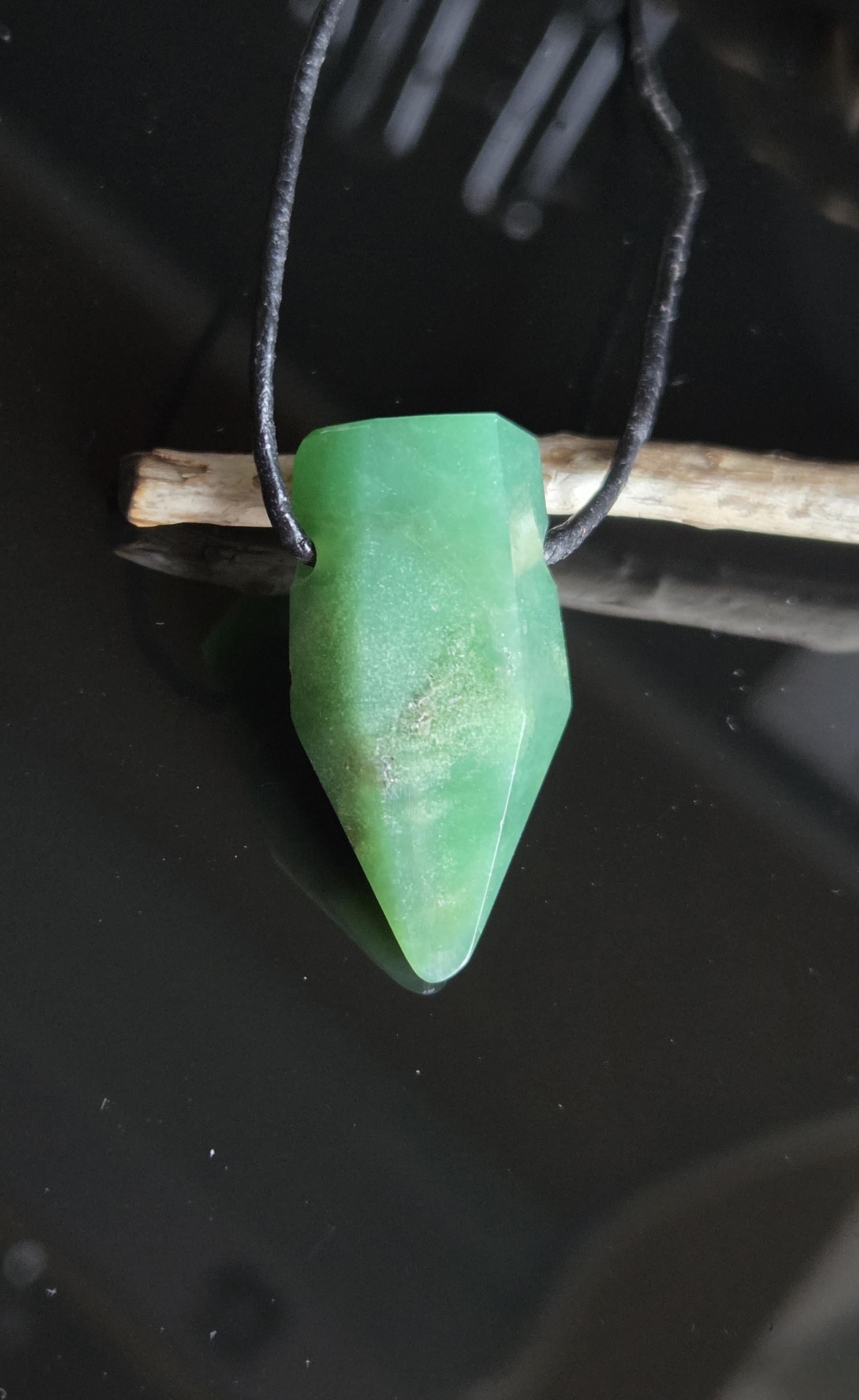 Chrysopras Anhänger Kristall Spitze Stäbchen, 36 x 16 x 14 mm, gebohrt, an verstellbarem Lederband