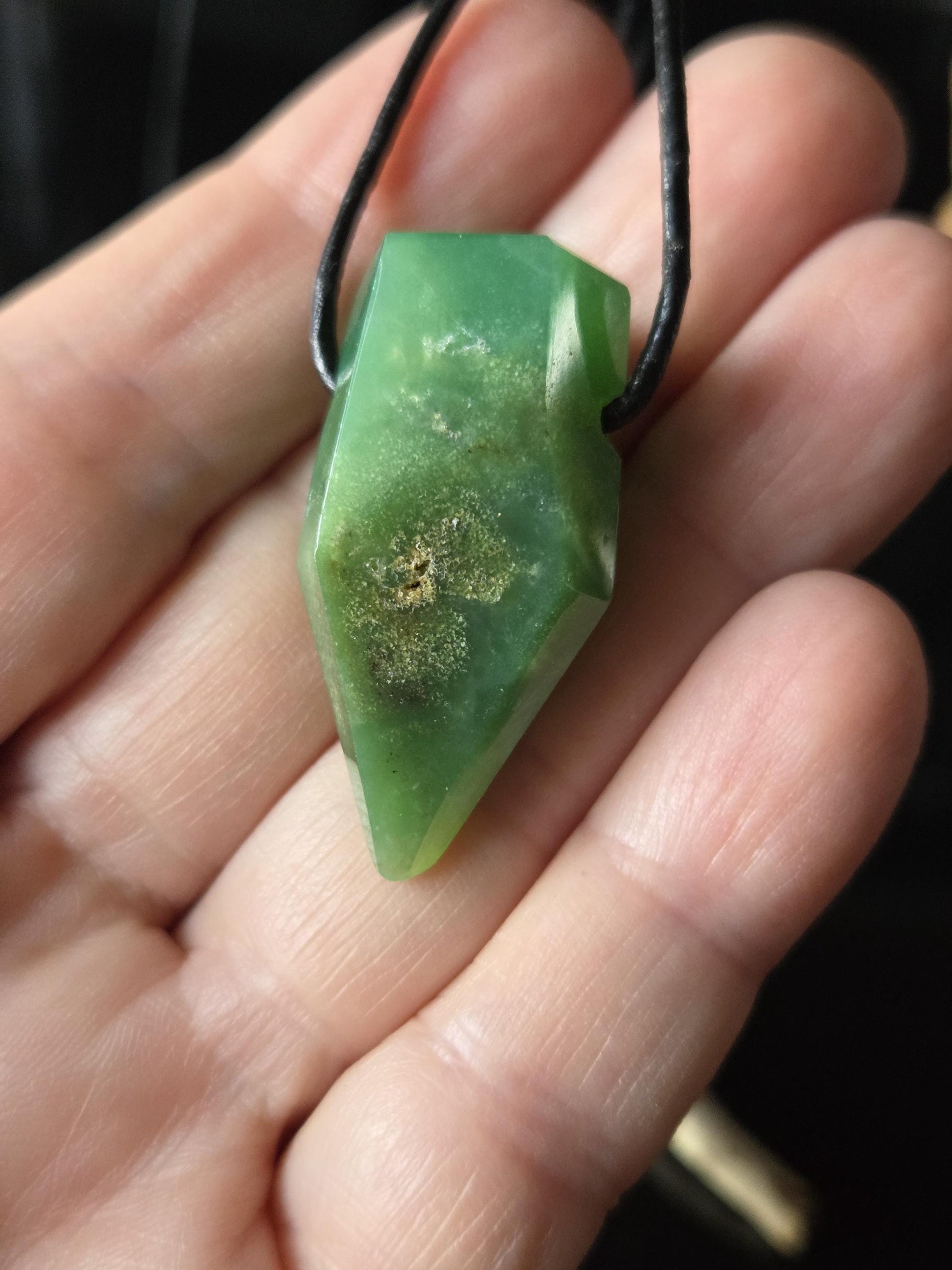 Chrysopras Anhänger Kristall Spitze Stäbchen, 36 x 16 x 14 mm, gebohrt, an verstellbarem Lederband