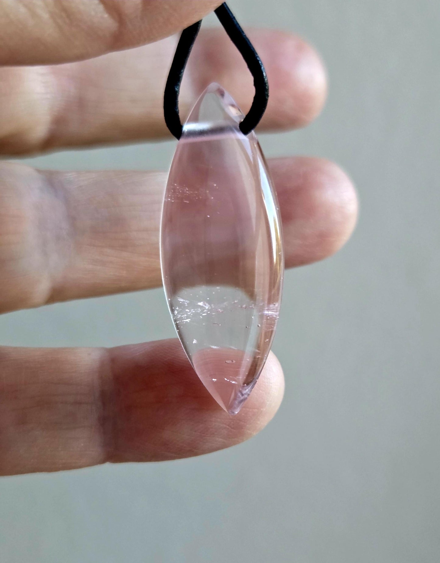 Morganit rosa Beryll Anhänger Navetteförmig, 33 x 15 x 8 mm, gebohrt, an verstellbarem Lederband