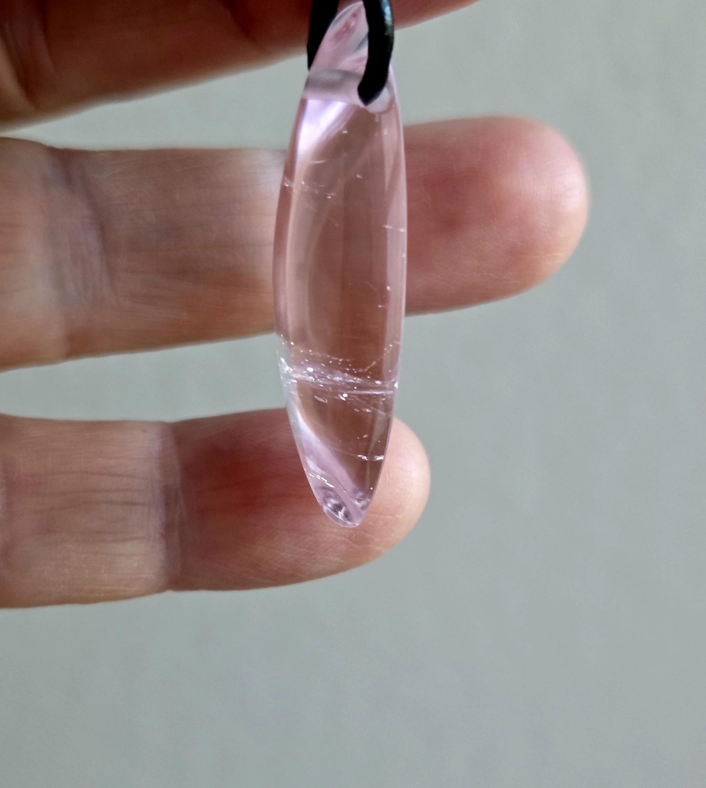 Morganit rosa Beryll Anhänger Navetteförmig, 33 x 15 x 8 mm, gebohrt, an verstellbarem Lederband