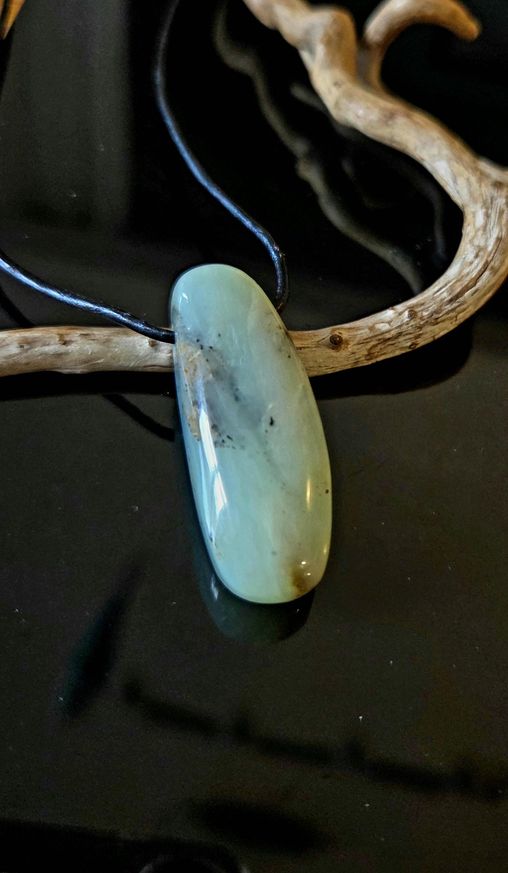 Andenopal grün hellgrün beige, Chrysopal Anhänger, 41 x 16 x 13 mm, gebohrt, an verstellbarem Lederband