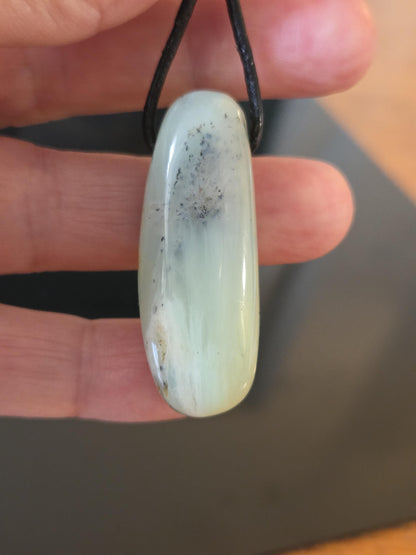 Andenopal grün hellgrün beige, Chrysopal Anhänger, 41 x 16 x 13 mm, gebohrt, an verstellbarem Lederband