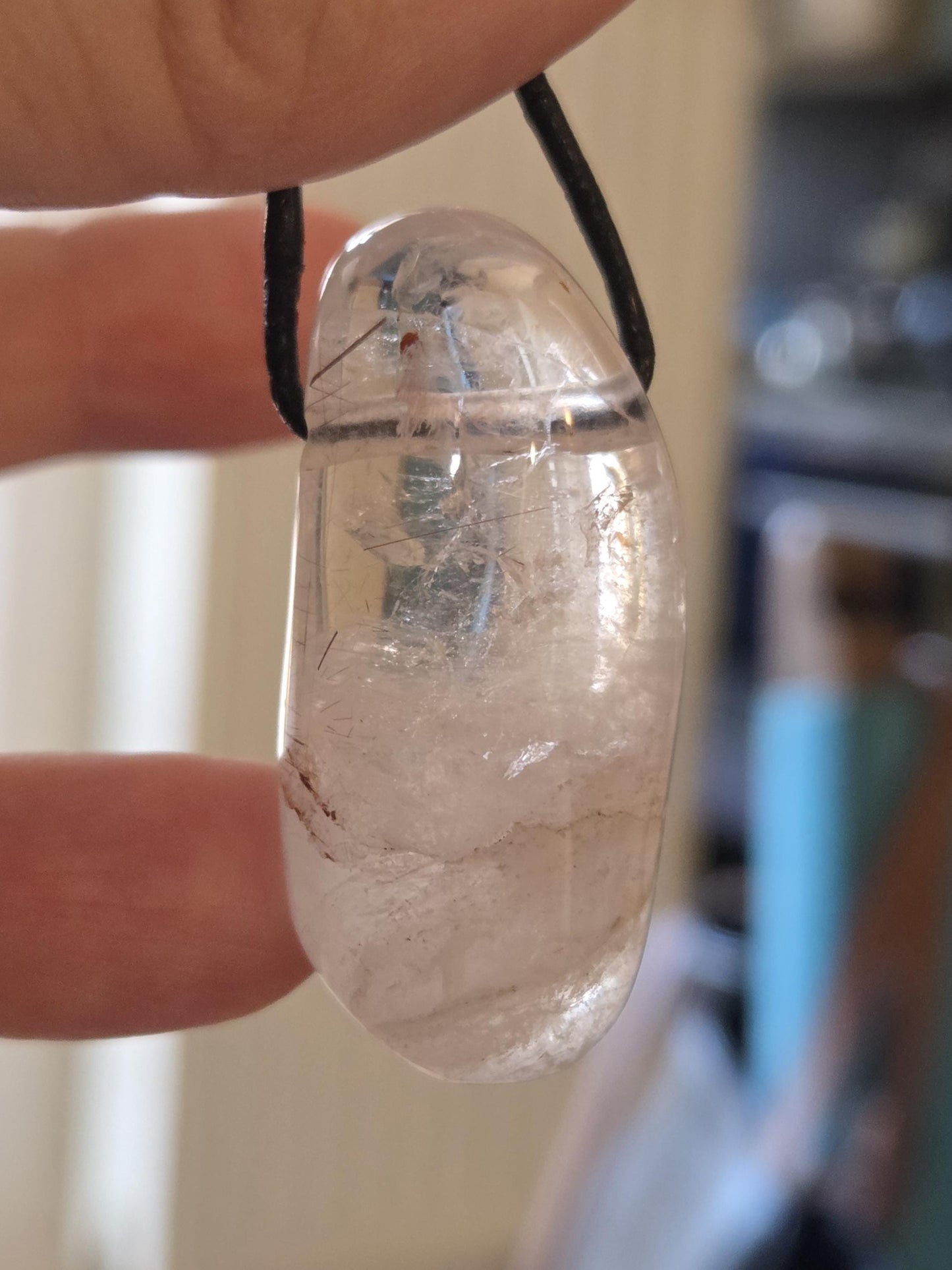 Bergkristall Phantomquarz mit kleinen Rutilen, Anhänger , 41 x 21 x 17 mm, gebohrt, an verstellbarem Lederband