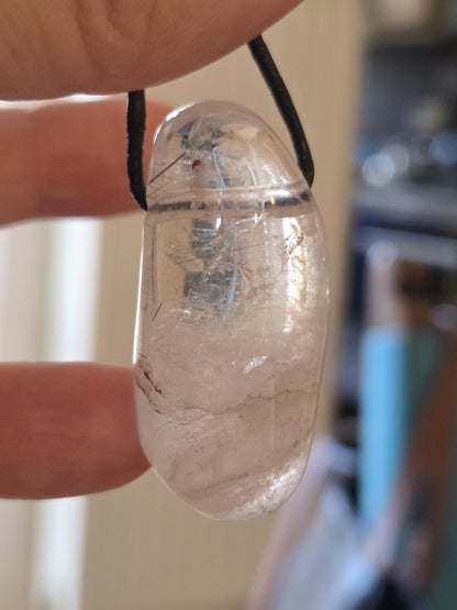 Bergkristall Phantomquarz mit kleinen Rutilen, Anhänger , 41 x 21 x 17 mm, gebohrt, an verstellbarem Lederband