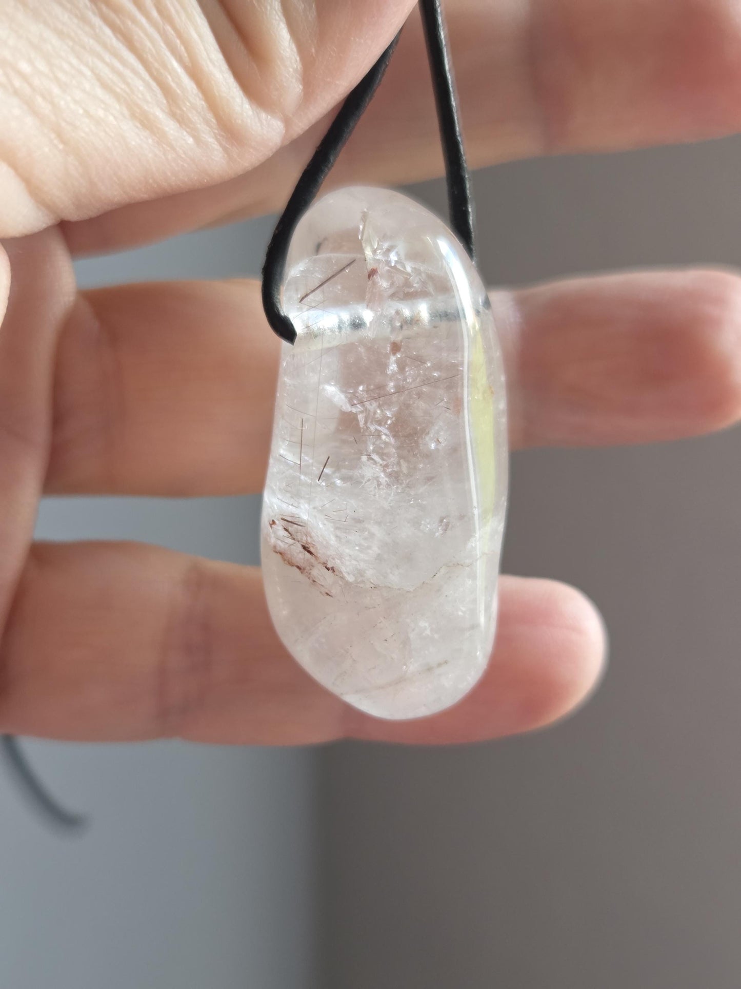 Bergkristall Phantomquarz mit kleinen Rutilen, Anhänger , 41 x 21 x 17 mm, gebohrt, an verstellbarem Lederband