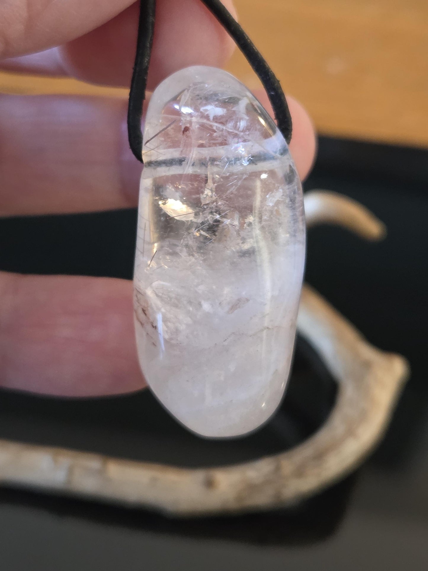 Bergkristall Phantomquarz mit kleinen Rutilen, Anhänger , 41 x 21 x 17 mm, gebohrt, an verstellbarem Lederband