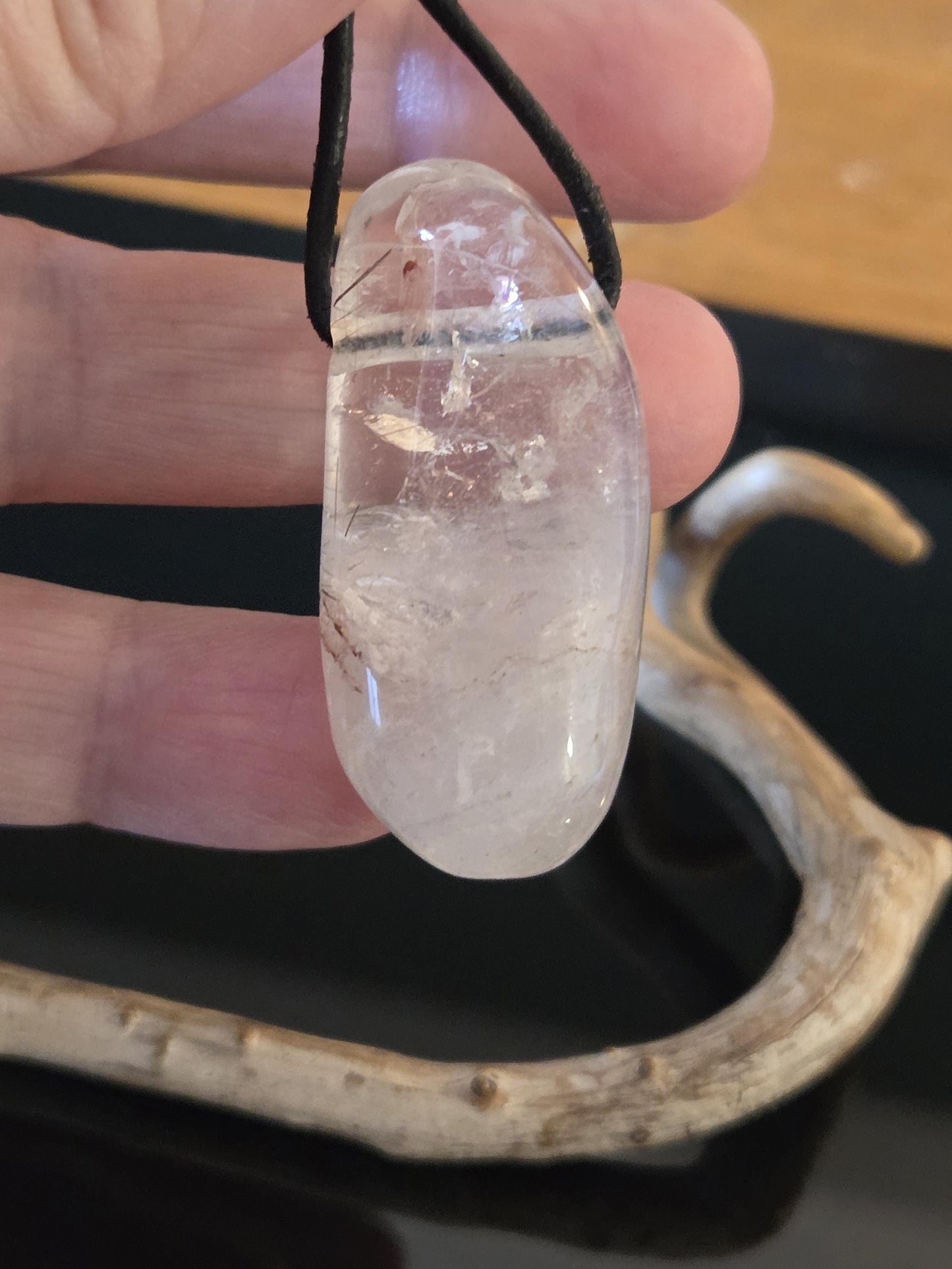 Bergkristall Phantomquarz mit kleinen Rutilen, Anhänger , 41 x 21 x 17 mm, gebohrt, an verstellbarem Lederband