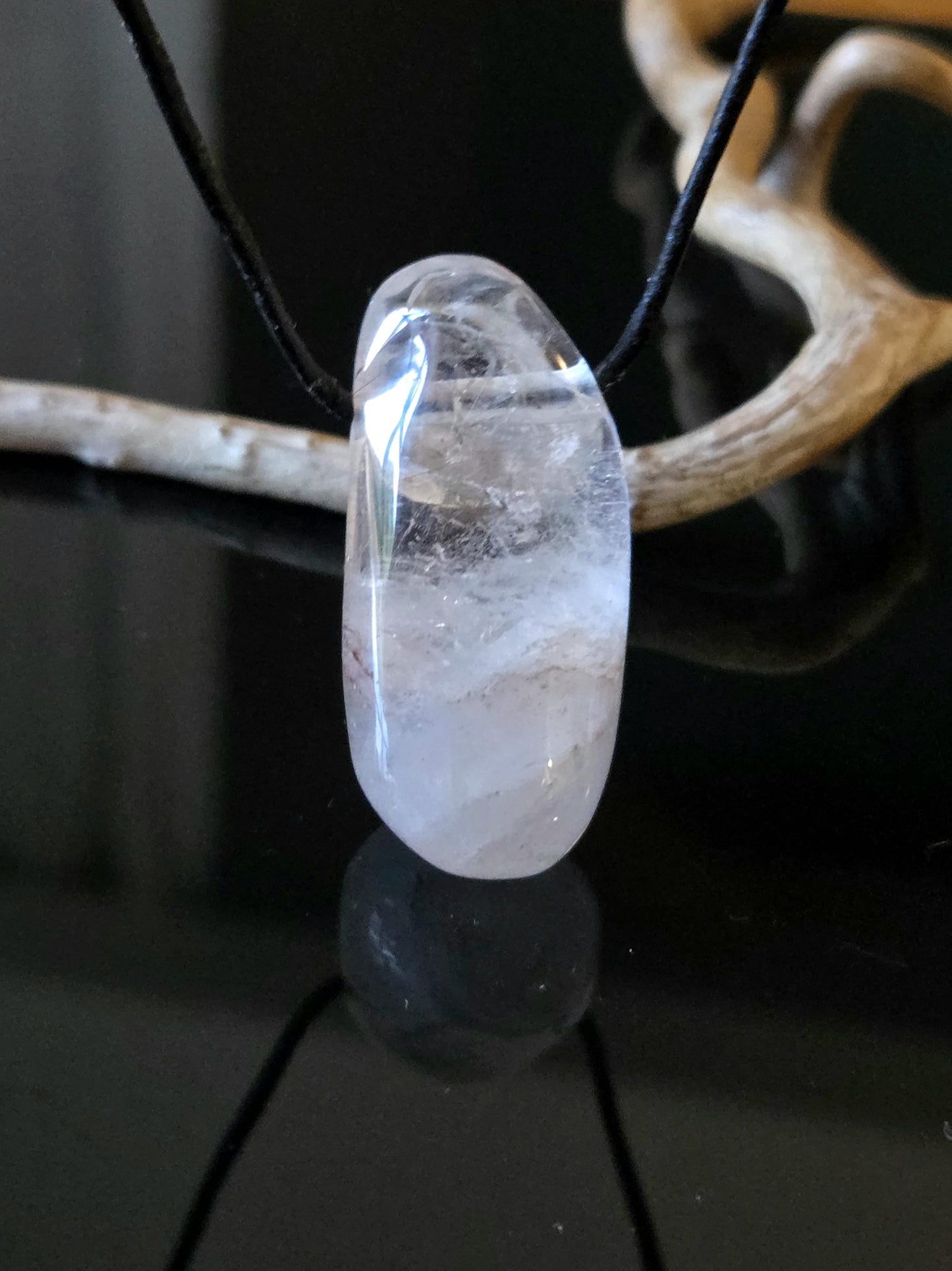 Bergkristall Phantomquarz mit kleinen Rutilen, Anhänger , 41 x 21 x 17 mm, gebohrt, an verstellbarem Lederband