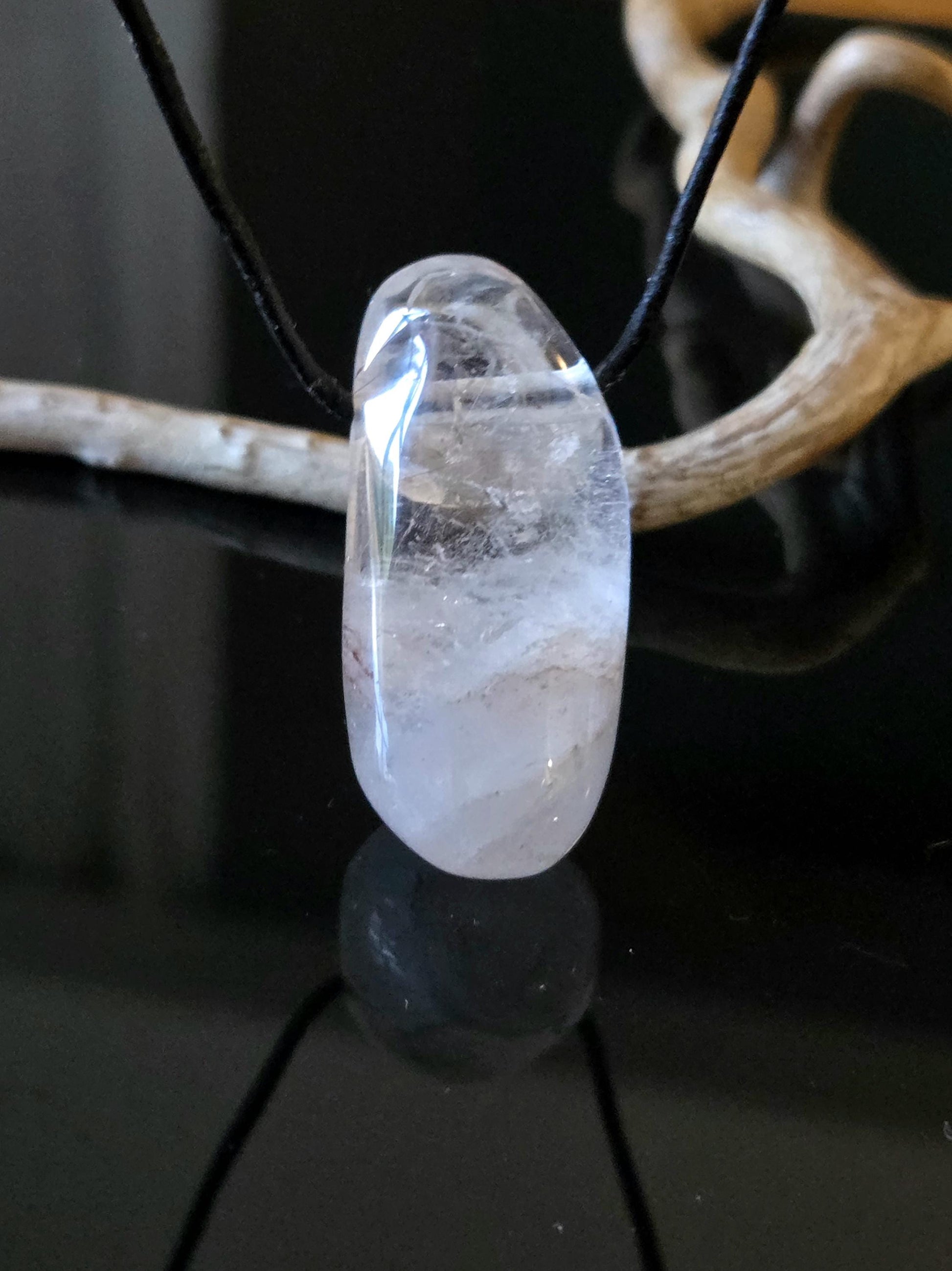 Bergkristall Phantomquarz mit kleinen Rutilen, Anhänger , 41 x 21 x 17 mm, gebohrt, an verstellbarem Lederband