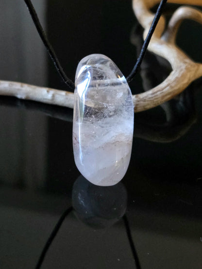 Bergkristall Phantomquarz mit kleinen Rutilen, Anhänger , 41 x 21 x 17 mm, gebohrt, an verstellbarem Lederband