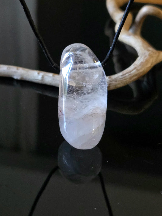 Bergkristall Phantomquarz mit kleinen Rutilen, Anhänger , 41 x 21 x 17 mm, gebohrt, an verstellbarem Lederband