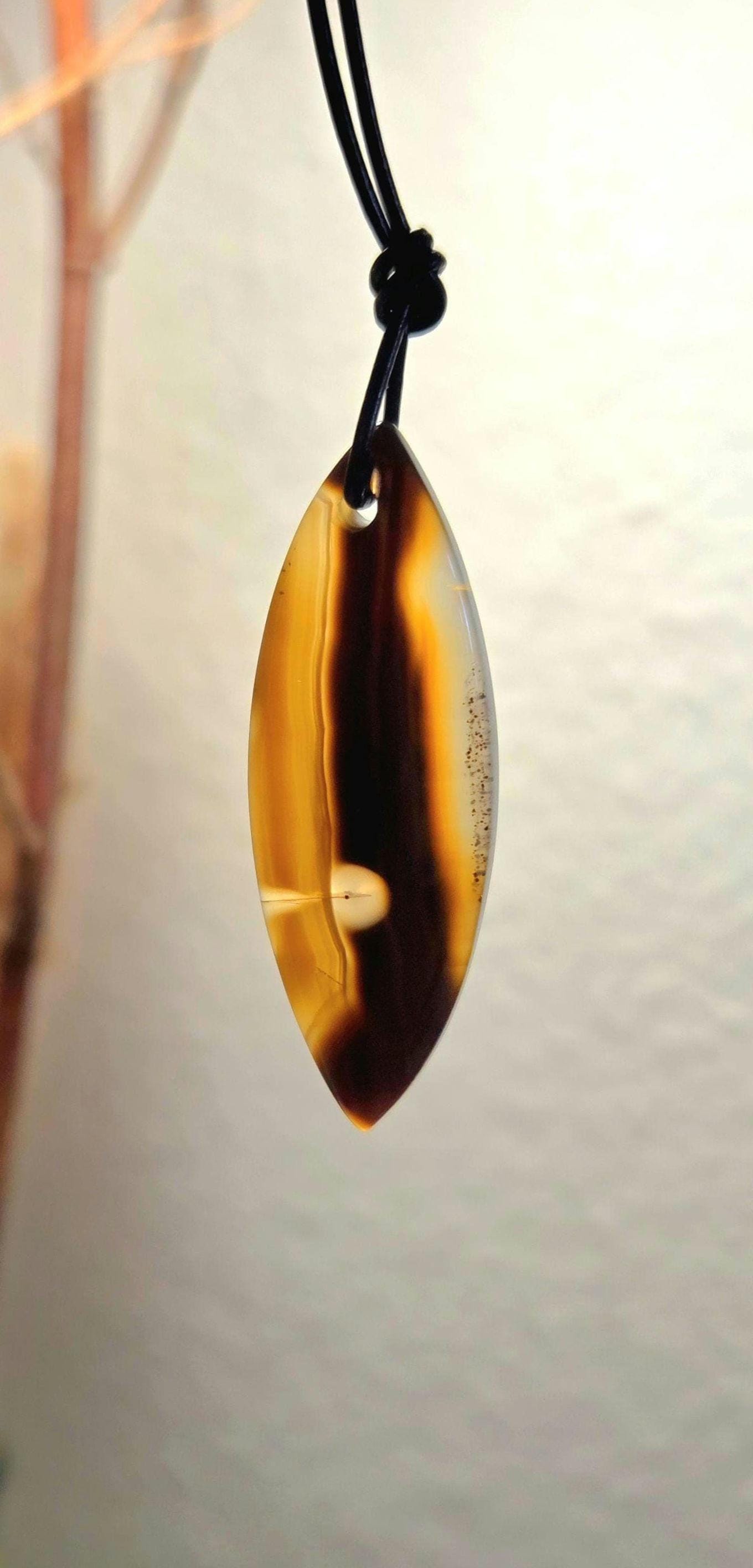 Montana Achat, Anhänger Navette, 50 x 18 x 5 mm, gebohrt, an verstellbarem Lederband