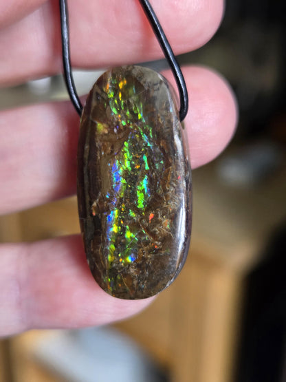 Magischer Ammolit Opal Anhänger blau grün gelb orange, aus Kanada, 35 x 17 x 8 mm, gebohrt, an verstellbarem Lederband