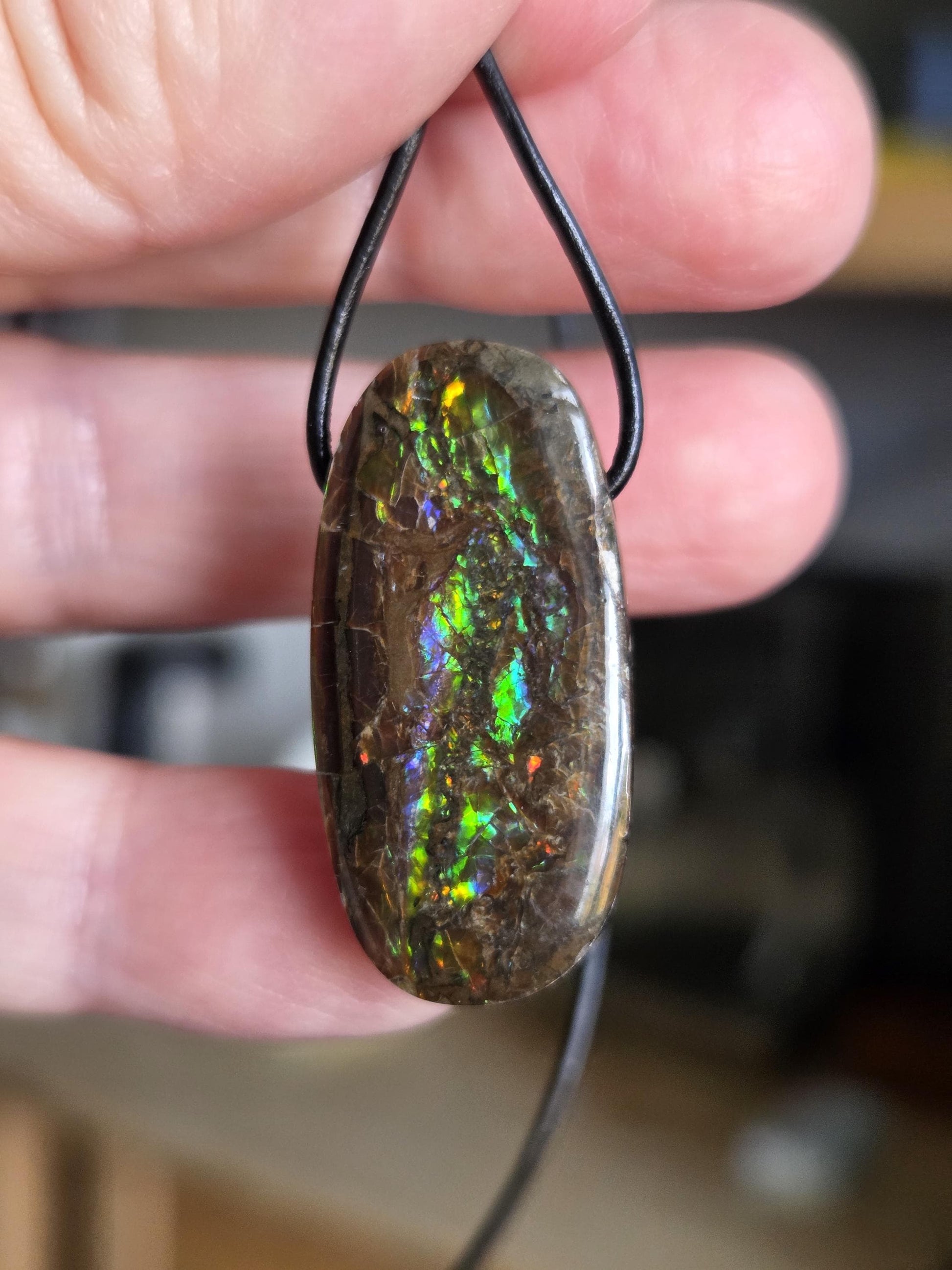 Magischer Ammolit Opal Anhänger blau grün gelb orange, aus Kanada, 35 x 17 x 8 mm, gebohrt, an verstellbarem Lederband