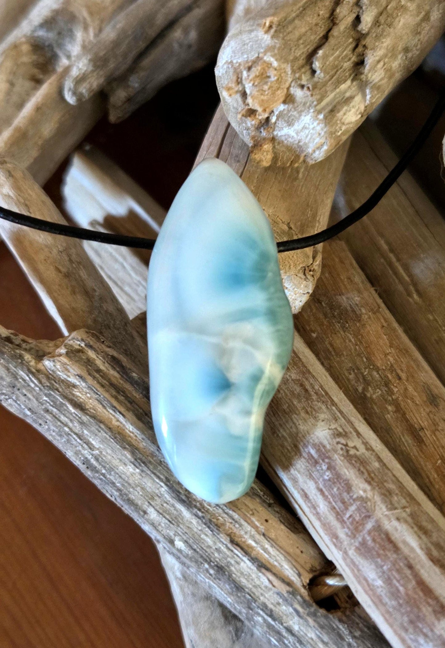 Durchscheinender Larimar Anhänger, Atlantis Stein 47 x 23 x 11 mm, gebohrt, Larimar gebohrt, an verstellbarem Lederband