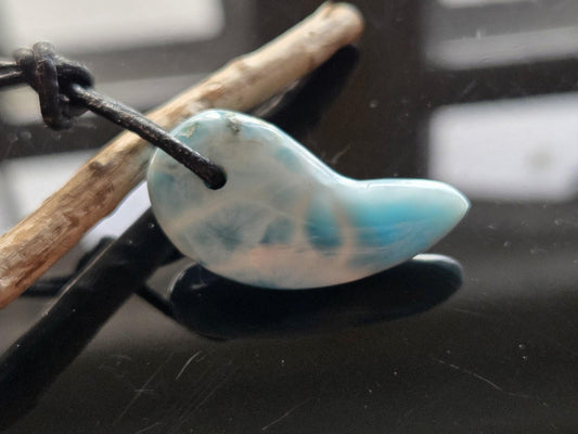 Feiner Larimar, Atlantis Stein Anhänger, 33 x 18 x 8 mm, gebohrt, Larimar Anhänger, gebohrt, an verstellbarem Lederband