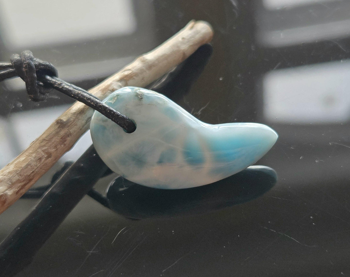 Feiner Larimar, Atlantis Stein Anhänger, 33 x 18 x 8 mm, gebohrt, Larimar Anhänger, gebohrt, an verstellbarem Lederband