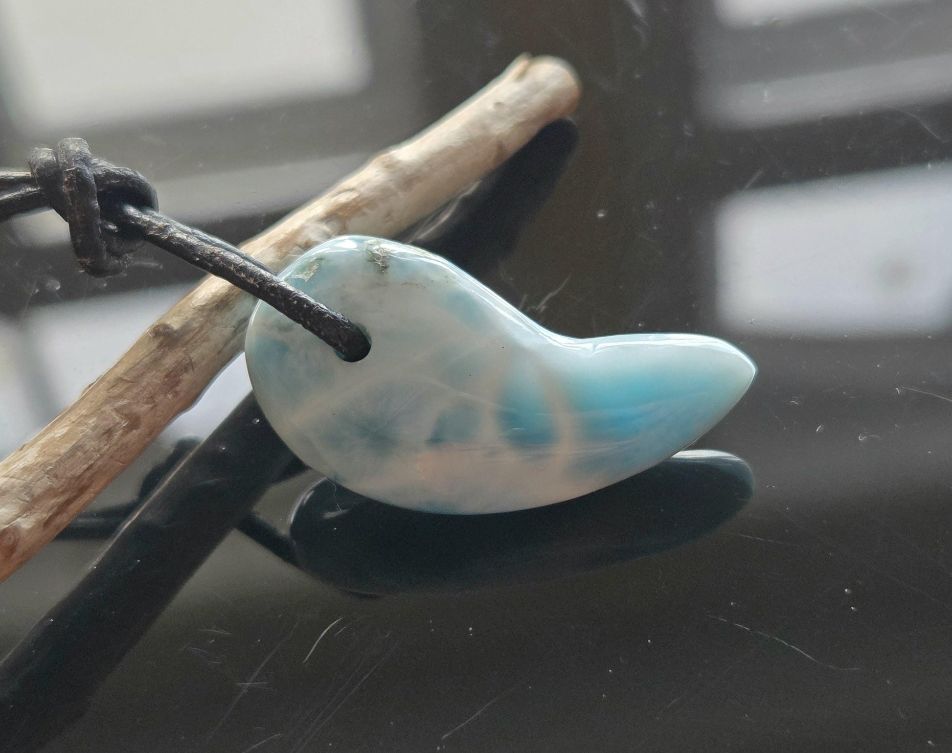 Feiner Larimar, Atlantis Stein Anhänger, 33 x 18 x 8 mm, gebohrt, Larimar Anhänger, gebohrt, an verstellbarem Lederband