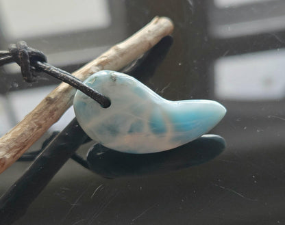 Feiner Larimar, Atlantis Stein Anhänger, 33 x 18 x 8 mm, gebohrt, Larimar Anhänger, gebohrt, an verstellbarem Lederband