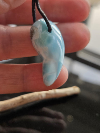 Feiner Larimar, Atlantis Stein Anhänger, 33 x 18 x 8 mm, gebohrt, Larimar Anhänger, gebohrt, an verstellbarem Lederband