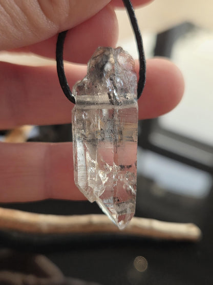 Magischer Lemurian Quarz Kristall Doppelender, Lemuria mit Yin Code, Kristallspitze Anhänger, gebohrt, mit tollem Innenleben Inclusen