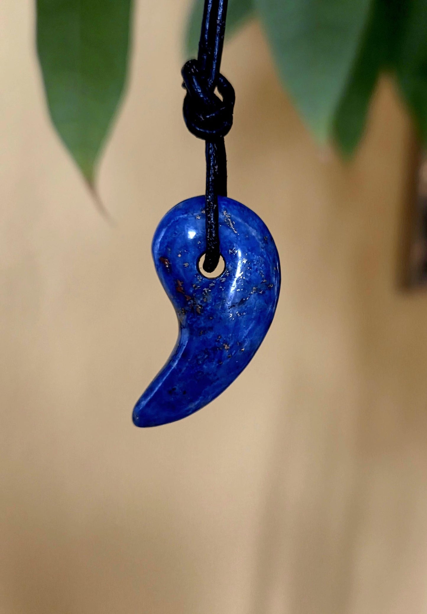 Lapislazuli Anhänger, Stein der Engel, 35 x 18 x 9 mm, gebohrt, an verstellbarem Lederband