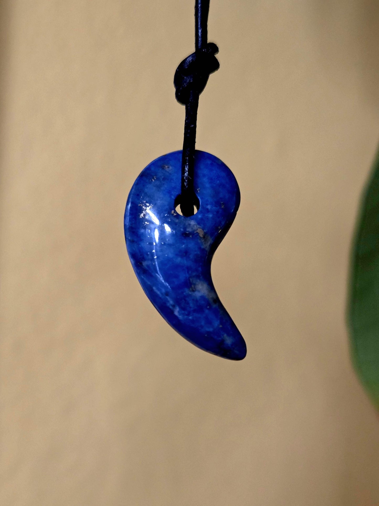 Lapislazuli Anhänger, Stein der Engel, 35 x 18 x 9 mm, gebohrt, an verstellbarem Lederband
