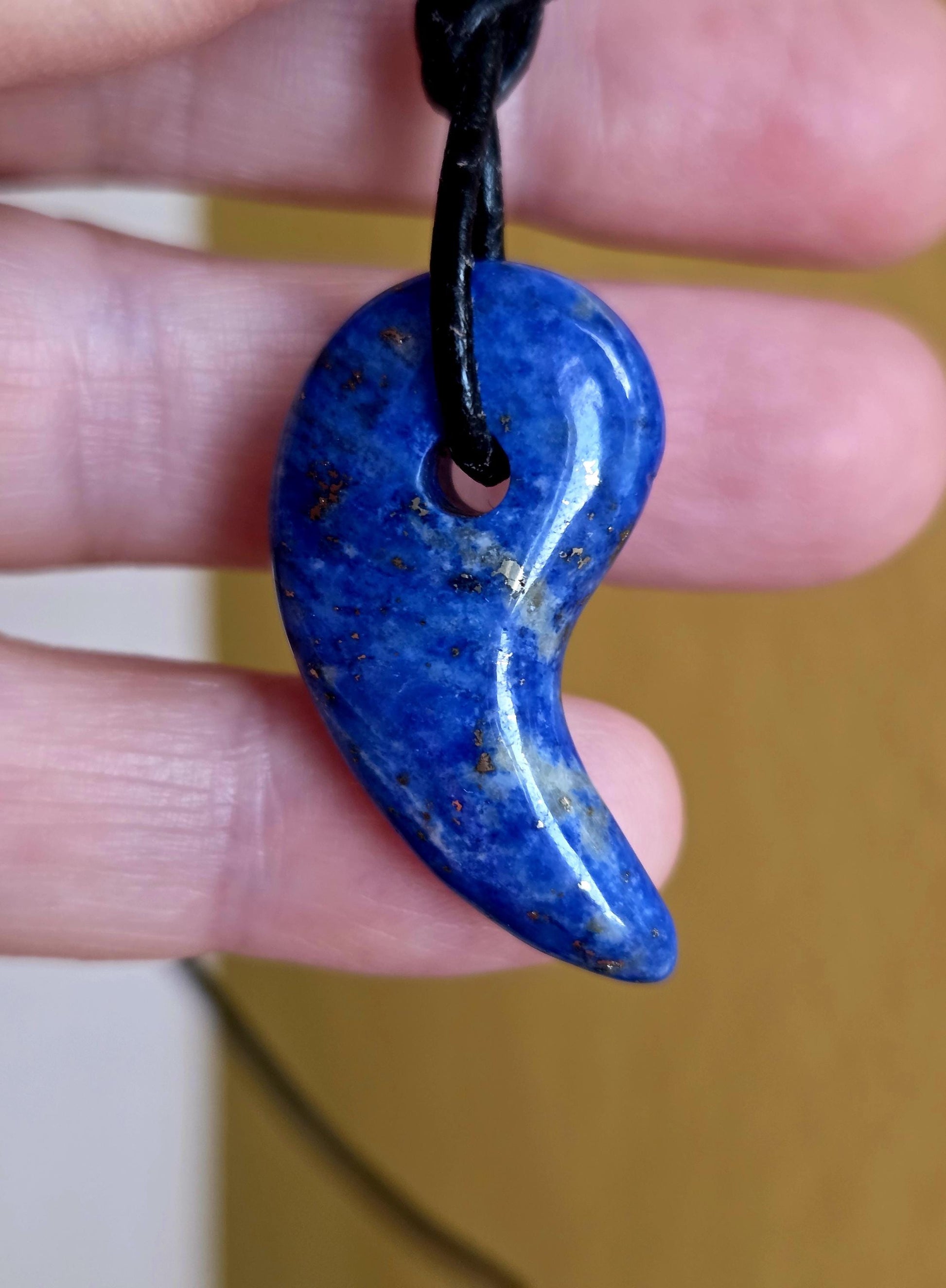 Lapislazuli Anhänger, Stein der Engel, 35 x 18 x 9 mm, gebohrt, an verstellbarem Lederband