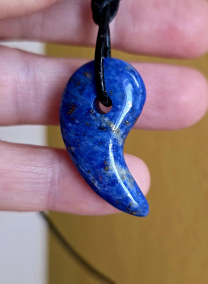 Lapislazuli Anhänger, Stein der Engel, 35 x 18 x 9 mm, gebohrt, an verstellbarem Lederband