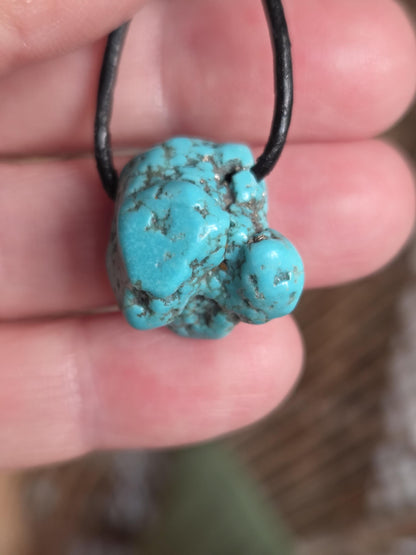 Türkis Anhänger, 20 x 17 x 17 mm, gebohrt, an verstellbarem Lederband