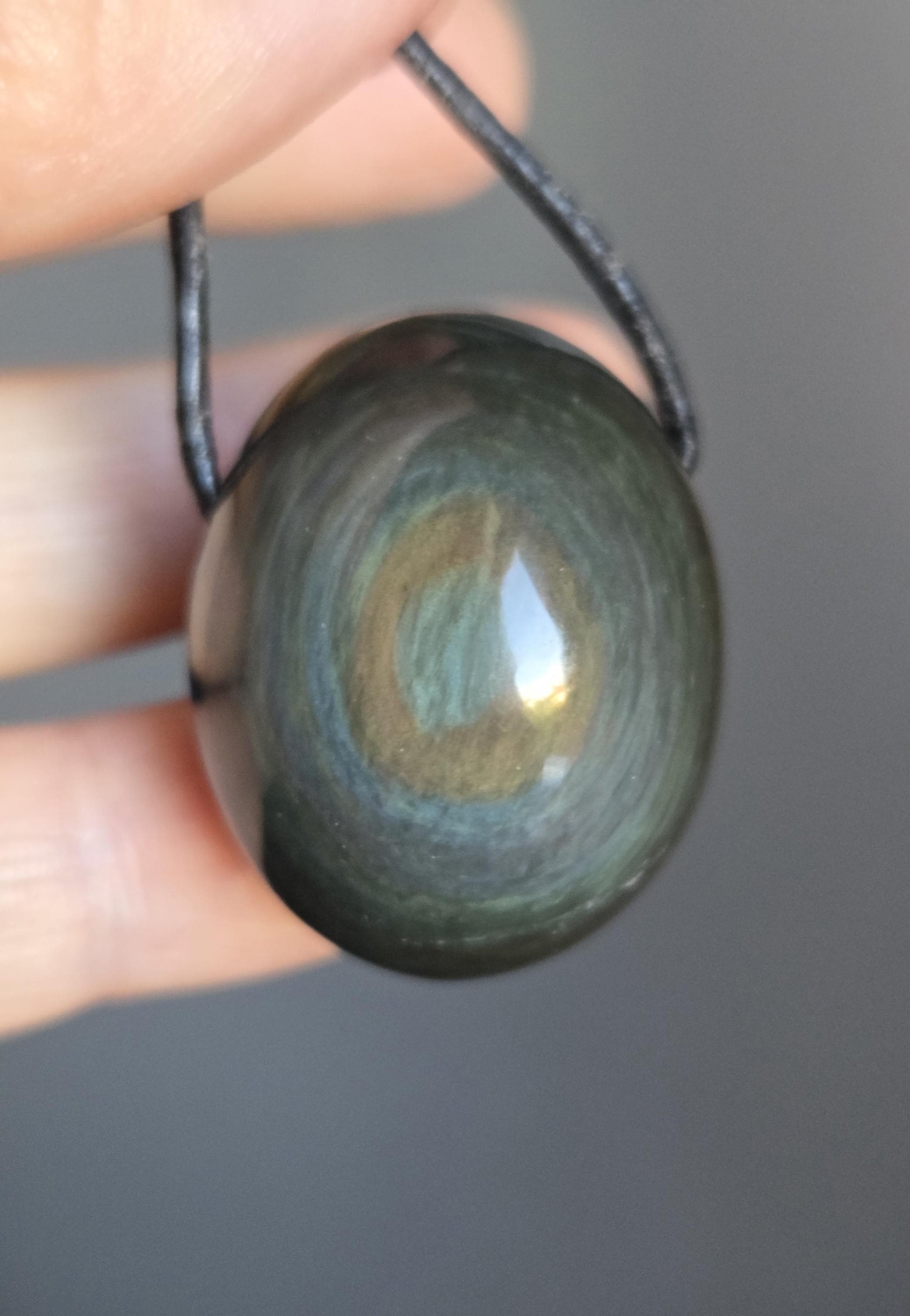 Beidseitiger Regenbogenobsidian Regenbogen Obsidian Himmelsauge 31 x 26 x 22 mm, Anhänger, gebohrt, an verstellbarem Lederband