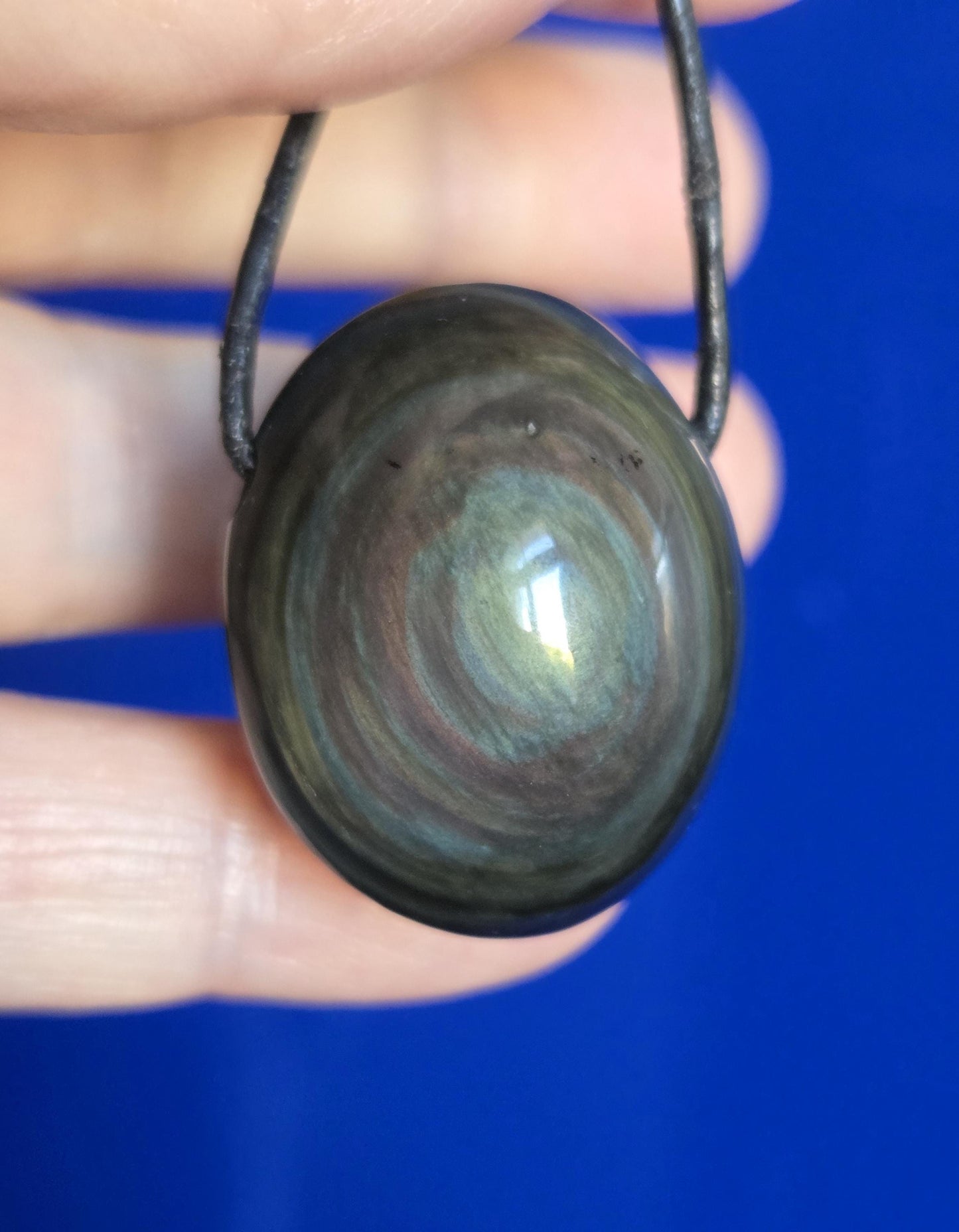Beidseitiger Regenbogenobsidian Regenbogen Obsidian Himmelsauge 31 x 26 x 22 mm, Anhänger, gebohrt, an verstellbarem Lederband