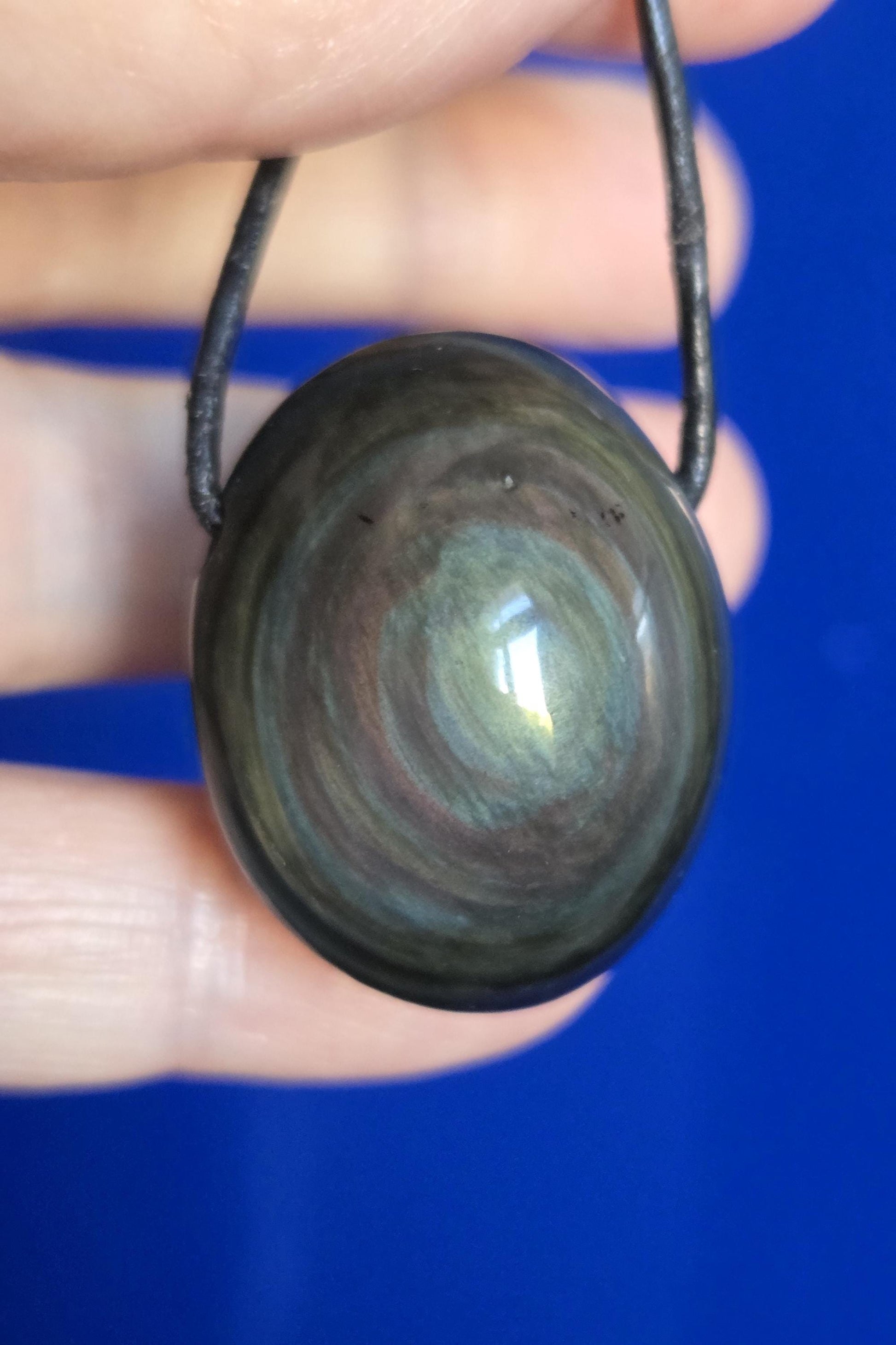 Beidseitiger Regenbogenobsidian Regenbogen Obsidian Himmelsauge 31 x 26 x 22 mm, Anhänger, gebohrt, an verstellbarem Lederband