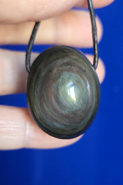 Beidseitiger Regenbogenobsidian Regenbogen Obsidian Himmelsauge 31 x 26 x 22 mm, Anhänger, gebohrt, an verstellbarem Lederband