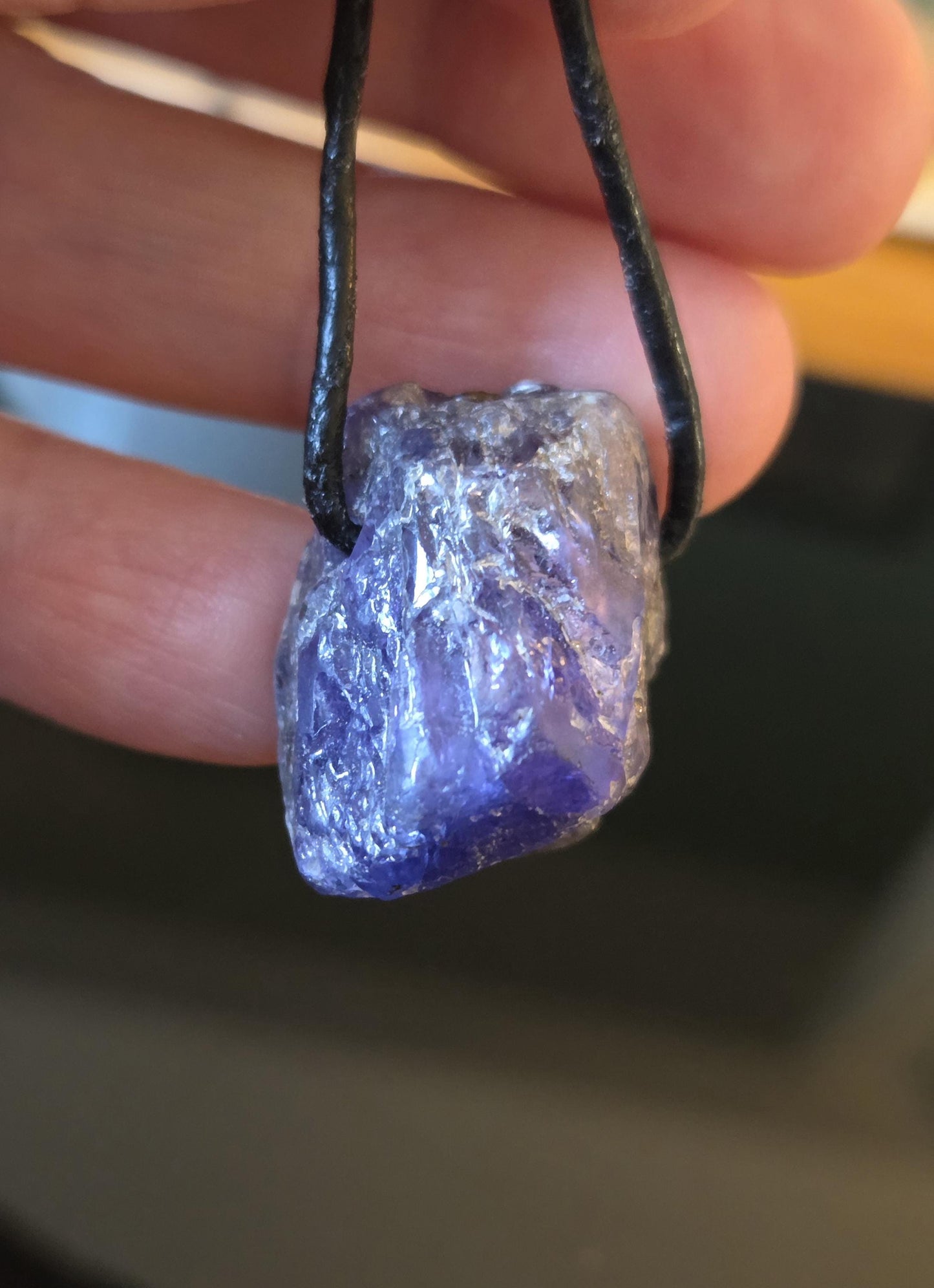 Kraftvoller seltener Tansanit, Tanzanit Rohstein Kristall Anhänger, 26 x 21 x 20 mm, gebohrt an verstellbarem Lederband