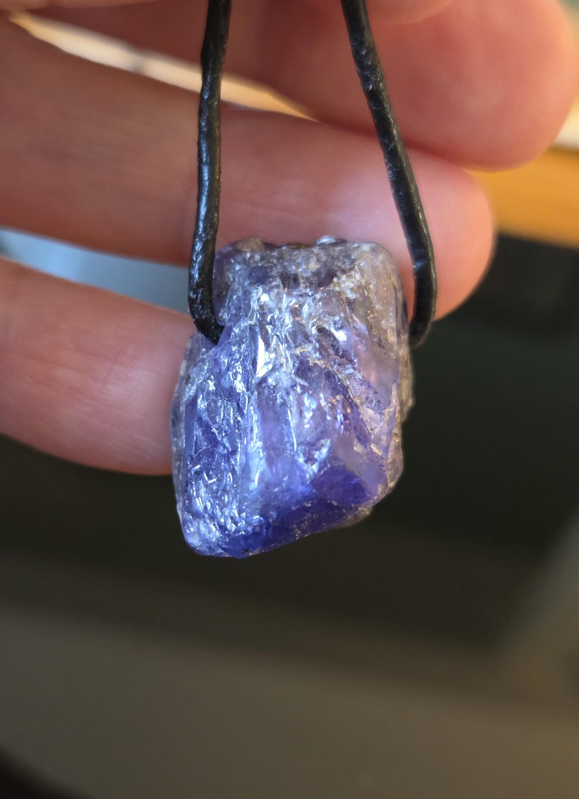 Kraftvoller seltener Tansanit, Tanzanit Rohstein Kristall Anhänger, 26 x 21 x 20 mm, gebohrt an verstellbarem Lederband