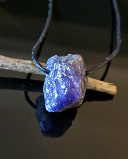 Kraftvoller seltener Tansanit, Tanzanit Rohstein Kristall Anhänger, 26 x 21 x 20 mm, gebohrt an verstellbarem Lederband