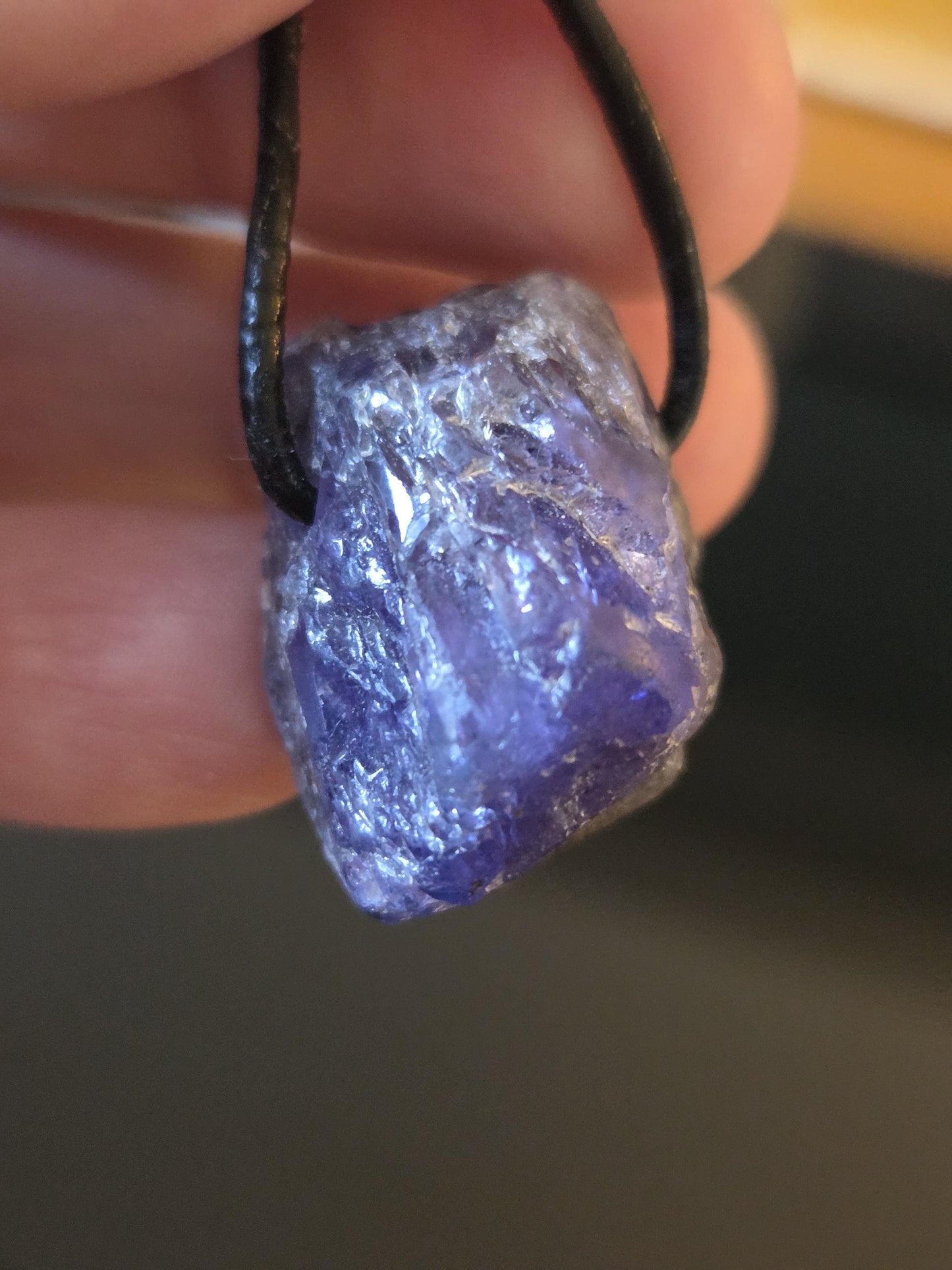 Kraftvoller seltener Tansanit, Tanzanit Rohstein Kristall Anhänger, 26 x 21 x 20 mm, gebohrt an verstellbarem Lederband