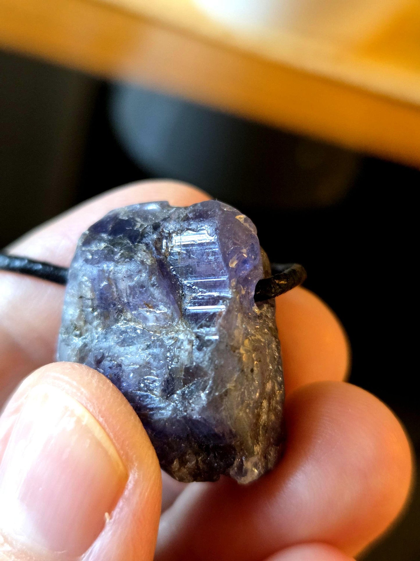 Kraftvoller seltener Tansanit, Tanzanit Rohstein Kristall Anhänger, 26 x 21 x 20 mm, gebohrt an verstellbarem Lederband