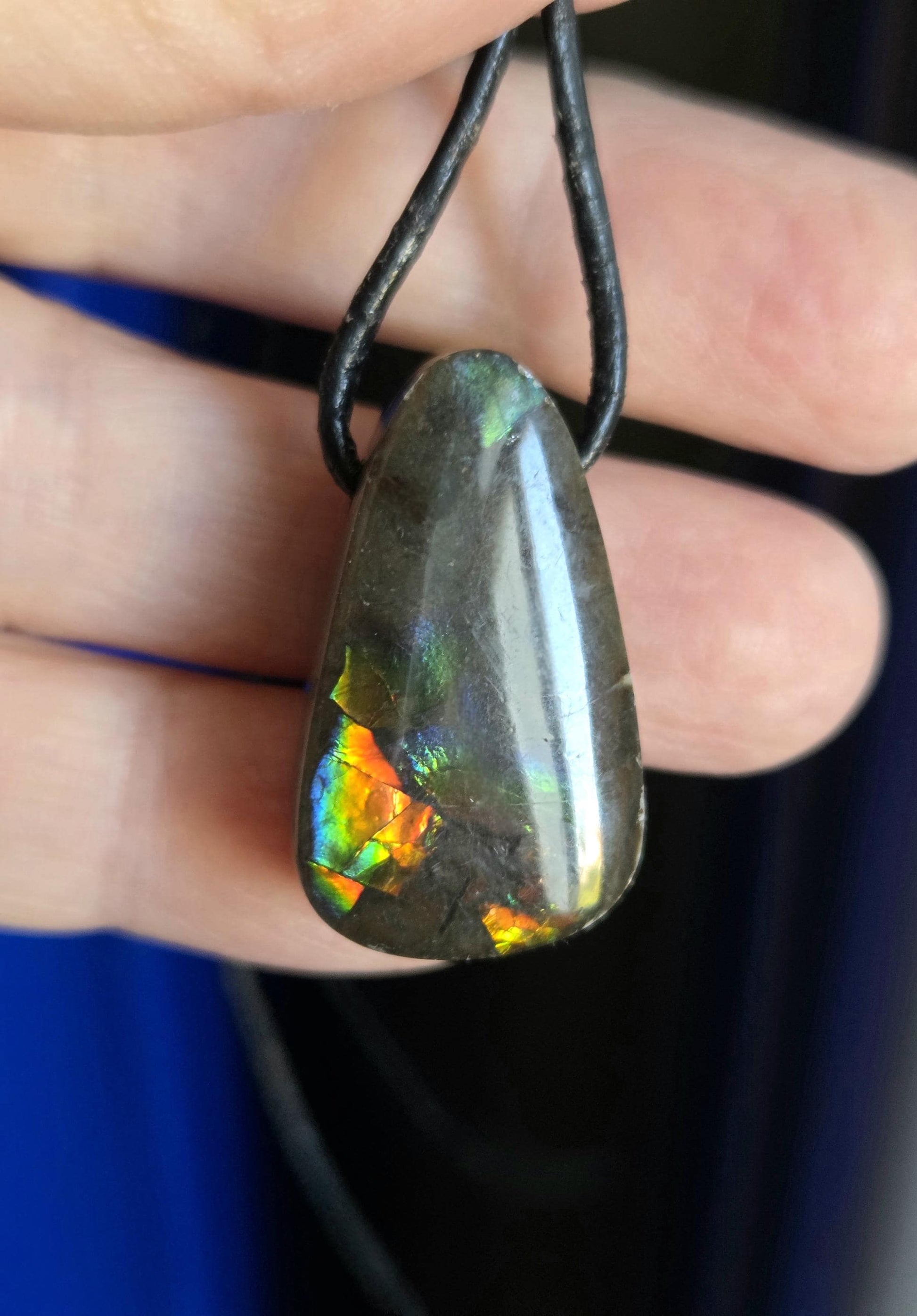 Geheimnisvoller Ammolit Opal rot blau grün gelb, aus Alberta Kanada, Anhänger, 28 x 18 x 9 mm, gebohrt, an verstellbarem Lederband
