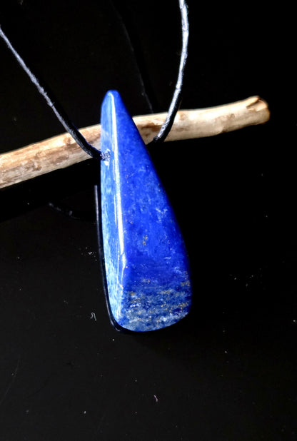 Lapislazuli Anhänger, Stein der Engel, 43 x 15 x 9 mm, gebohrt, an verstellbarem Lederband